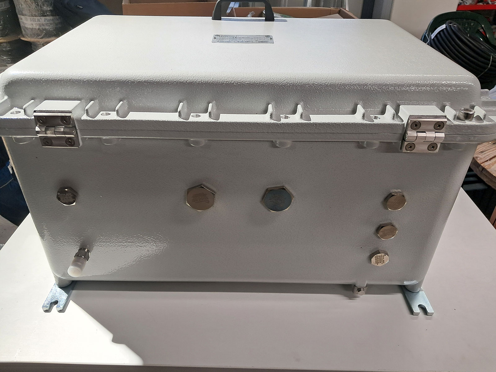 Lokales Bedien- und Kontrollpanel zur Steuerung der Kompressorlast GB2402 A/B in der Raffinerie Pančevo