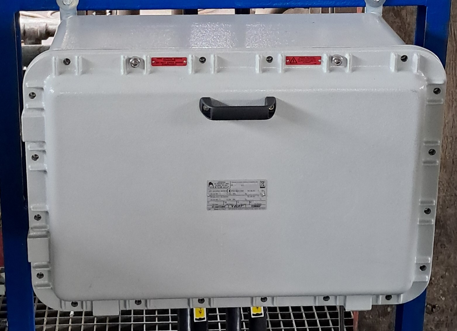 Lokales Bedien- und Kontrollpanel zur Steuerung der Kompressorlast GB2402 A/B in der Raffinerie Pančevo