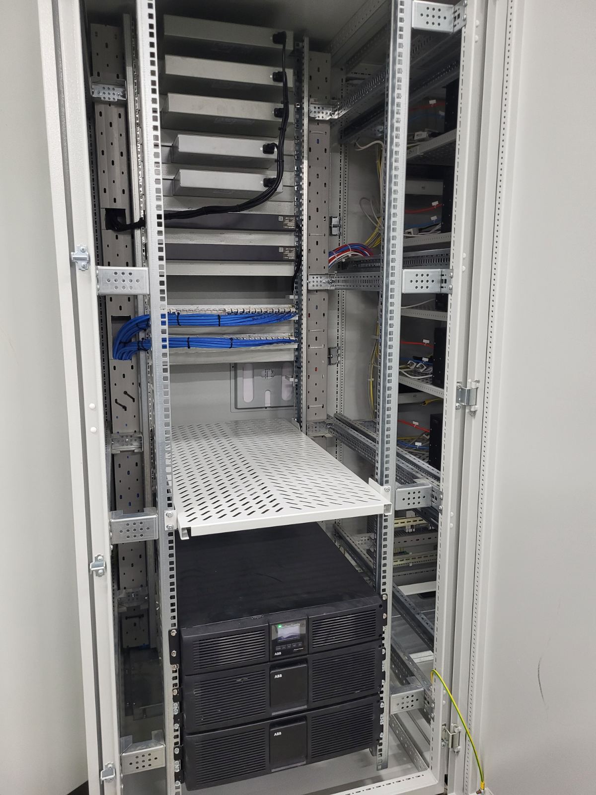 DCS-Überwachungs- und Leitsystem in der neuen CMAP-Anlage in der Fabrik Elixir Prahovo
